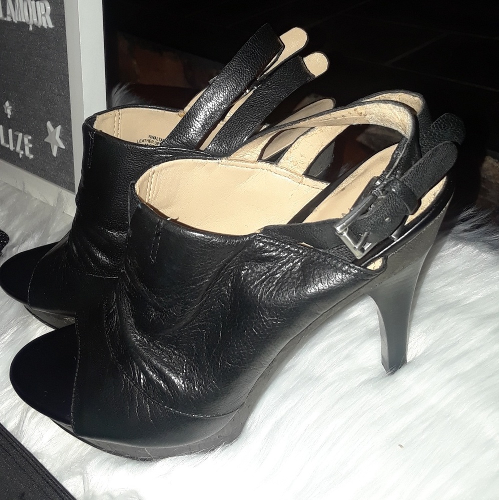 NINE WEST Black Peep toe w/strap